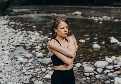 femme devant un ruisseau